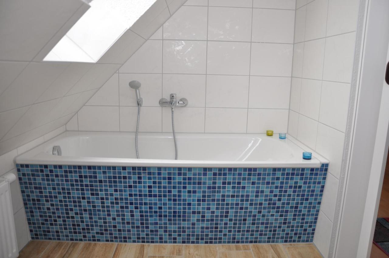 Ferienhaus Mueritzzauber / 1 Zimmer Dachgeschoss-Appartement Röbel Buitenkant foto